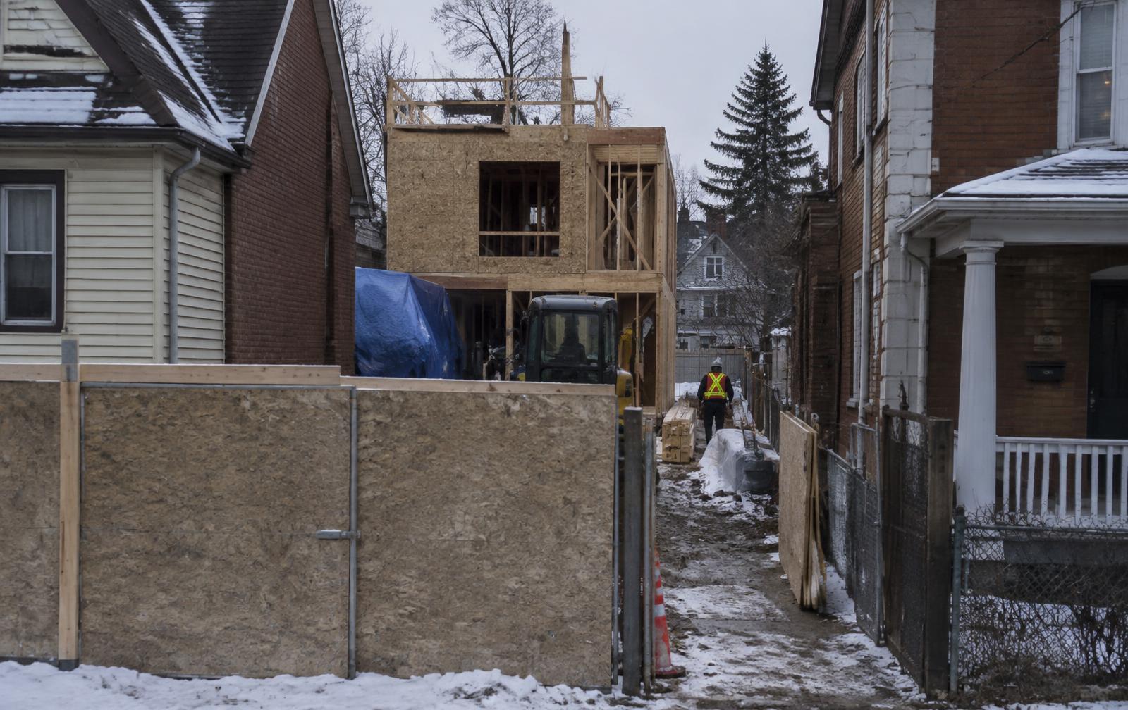 Inner-city construction site on a narrow lot between existing homes